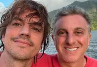 Irmão de Huck surge com marido e semelhança impressiona web; veja foto