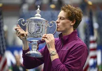 Jannik Sinner vence Taylor Fritz e conquista seu primeiro US Open