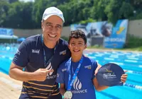 Jovem nadador de 9 anos quebra recorde nos 200m medley