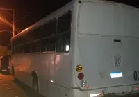 Menina morre após colocar cabeça para fora de ônibus e bater em poste