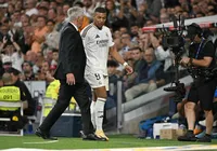 Lesionado, Mbappé 'quis viajar para jogar' a Champions, diz Ancelotti