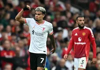 Liverpool vence United em Old Trafford; Chelsea e Tottenham tropeçam