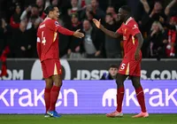 Liverpool vence e é o novo líder do Inglês