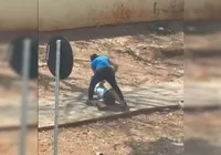 Mãe é flagrada agredindo o próprio filho próximo à escola