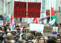 Manifestantes de esquerda protestam na França contra novo premiê