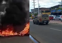 Manifestantes queimam pneus e fecham via na Suburbana