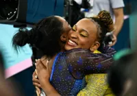 Medalhistas! Simone Biles elogia Rebeca após final: "atleta fenomenal"