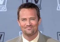 Médico se declara culpado por overdose que matou Matthew Perry imagem