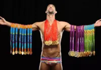 Michael Phelps surpreende com novo visual na abertura das Olimpíadas