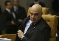 Oposicionistas entregam pedido de impeachment de Alexandre de Moraes