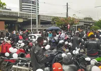 Motoboys fazem manifestação na Av. ACM após morte de colega