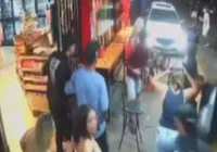 Motorista atropela clientes após funcionário se negar a vender bebida