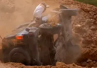 Motorista é arremessado após carro cair em ribanceira