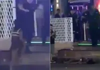 Mulher fica desacordada ao levar chute na cabeça de segurança em boate