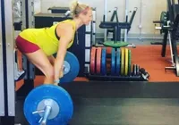 Mulher fica paralisada após acidente em agachamento com barra de 120kg