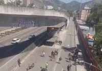 Mulher morre após cair de viaduto em acidente de moto