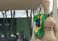 Mulher que pichou ‘Perdeu, Mané’ na estátua da Justiça vira ré imagem