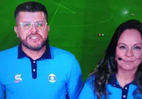 Narrador canta música de Silvio Santos e quase perde gol