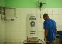 Domingo de votação registra 108 eleitores e 14 candidatos presos