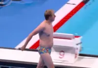 Olimpíadas: com sunga estampada, funcionário retira touca da piscina