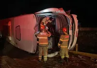 Ônibus com romeiros tomba em rodovia e deixa feridos