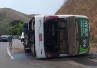 Ônibus com time de futebol americano tomba no RJ e três morrem