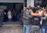 PM baleado em Praia do Forte deixa hospital com homenagem de colegas