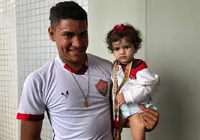 Pai e filha mostram amor ao Vitória em AeroNêgo antes de jogo decisivo