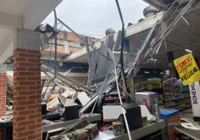 Parte de telhado de supermercado desaba em Mata de São João