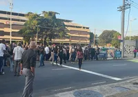 Policiais civis fazem passeata no Itaigara; trânsito lento na região