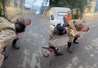 Policiais salvam recém-nascido que se engasgou em Salvador; assista vídeo