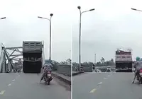 Ponte desaba durante passagem de tufão e veículos são engolidos