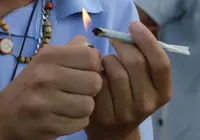 17ª Marcha da Maconha paralisa avenida famosa pedindo por legalização imagem