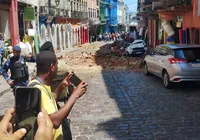 Prédio desaba no Pelourinho e carros ficam completamente destruídos; vídeo