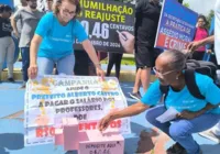 Professores de Dias d´Ávila protestam contra corte de salários