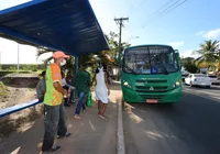 Projeto de lei proíbe motorista de 'dirigir e cobrar' e prevê prisão a empresários