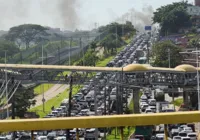 Protesto trava trânsito na Av. Paralela nesta segunda-feira