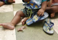 Pais deixam filho morrer de fome e enterram corpo no quintal de casa