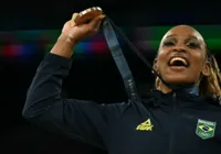 Rebeca Andrade é vítima de golpe logo após ganhar medalha de bronze