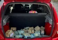 Renault Clio abandonado é encontrado com R$ 1 milhão no porta-malas