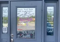 Restaurante revolta clientes após proibir decote e até camisa branca