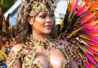 Rihanna desfila seminua em evento de Carnaval