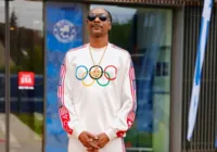 Snoop Dogg carrega tocha antes da abertura das Olimpíadas de Paris