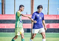 Sob olhares da mãe, Marcelo Sangalo entra em campo em copa sub-17