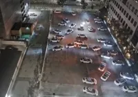 Táxis autônomos incomodam vizinhança com buzinas durante madrugada