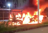 Traficantes atiram e incendeiam ônibus na Avenida Gal Costa