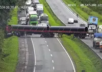 Trecho da BR-324 é interditado após carreta ficar atravessada na pista