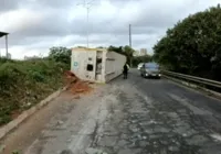 Trecho na BR-324 é liberado após remoção de contêiner que travou pista