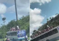 VÍDEO: torcedores de organizada aparecem 'surfando' em ônibus