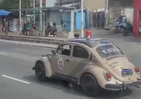 VÍDEO: viatura 'Fusquinha' da PM chama a atenção nas ruas de Salvador